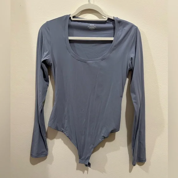 SKIMS - FITS EVERYBODY LONG SLEEVE SCOOP BODYSUIT IN SLATE - Picture 2 of 4